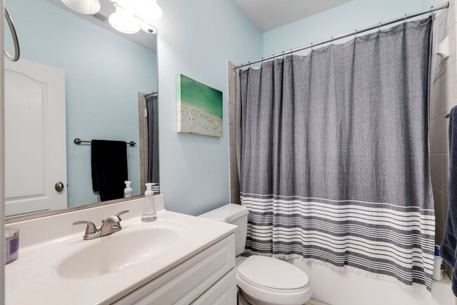 Building Photo - Gorgeous 3 Bedroom Townhome in Oregon Hill...