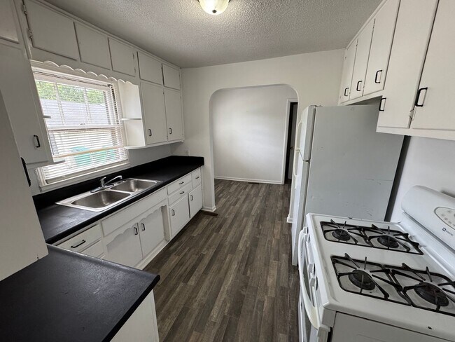 Building Photo - Greenwood 3 Bedroom 2 Bath