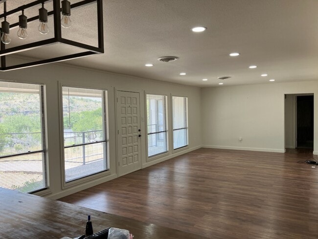 Building Photo - 1125 Los Escondidos Rd