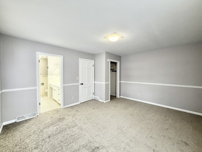 Building Photo - 2431 Blarney Stone Dr