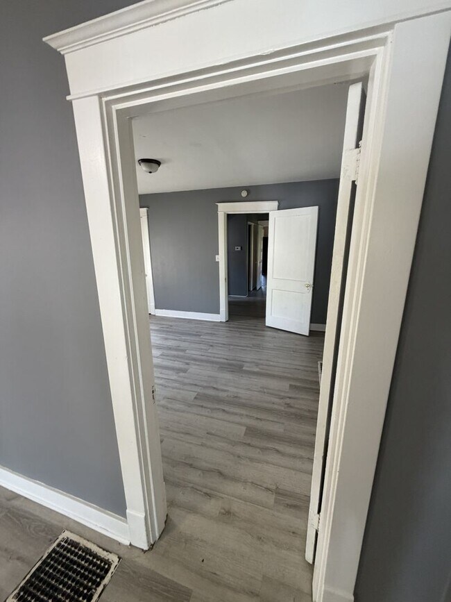 Building Photo - Cozy 3BR/1Ba house with unfinished basement- LEASING SPECIAL - MOVE IN BY 5/31/2026 AND RECEIVE 2...