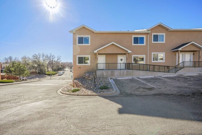 Building Photo - 2220 E La Salle St