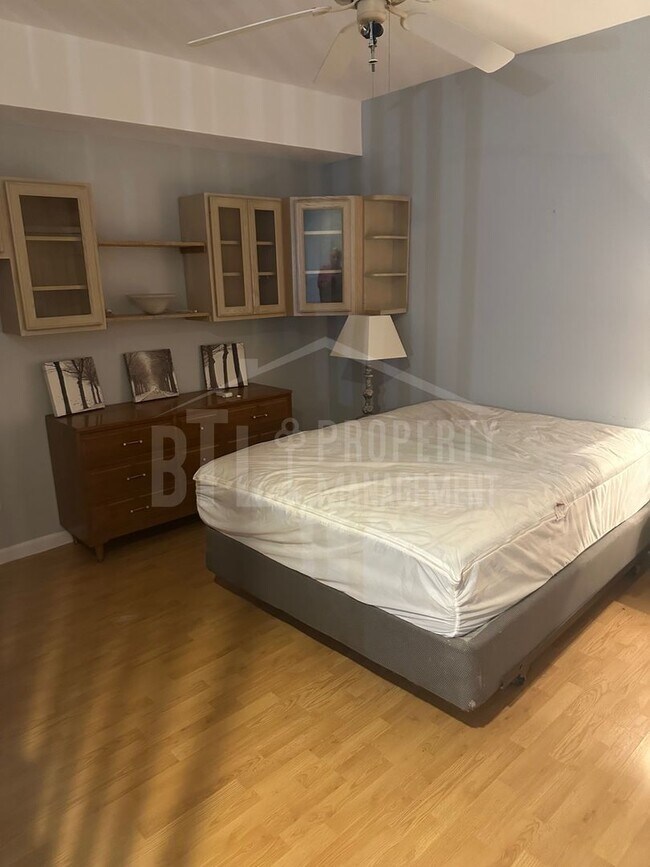 Building Photo - Fantastic Furnished 1 Bedroom Condo