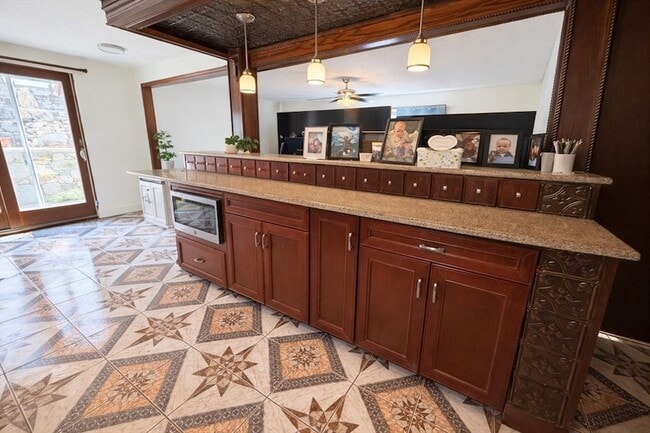 Building Photo - 183 Forest St