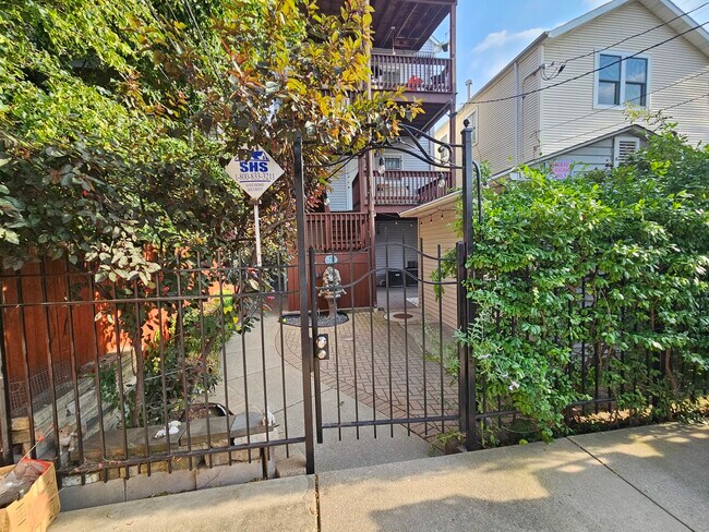 Building Photo - 1140 W Barry Ave
