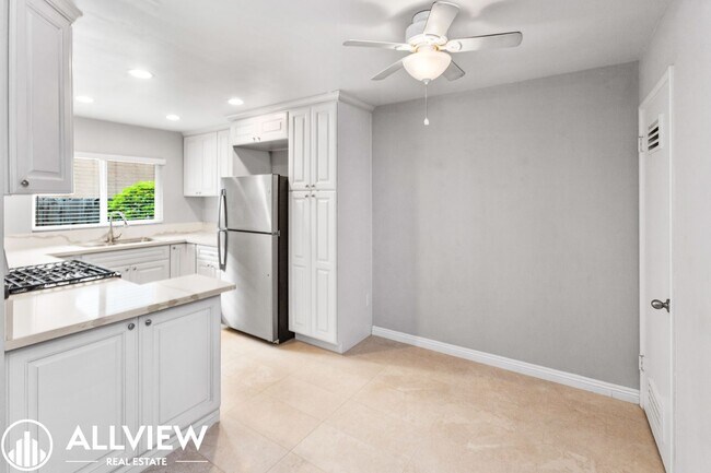 Building Photo - 311 Avenida Santa Barbara