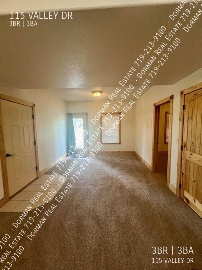 Building Photo - 115 Valley Dr