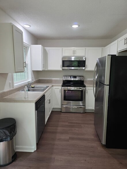 Building Photo - 25 Sylvias Way