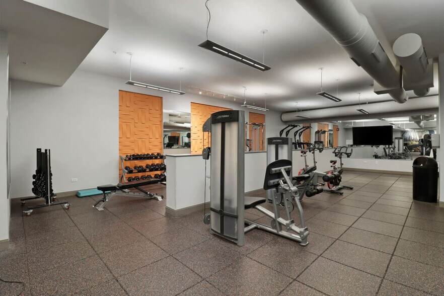 Building Photo - 256 N Addison Ave