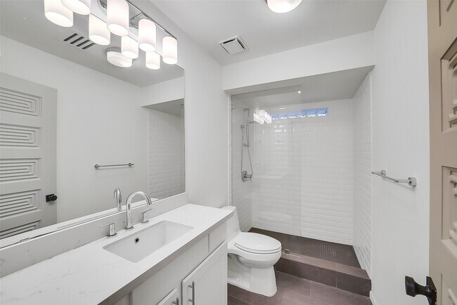 Building Photo - 320 Detering St