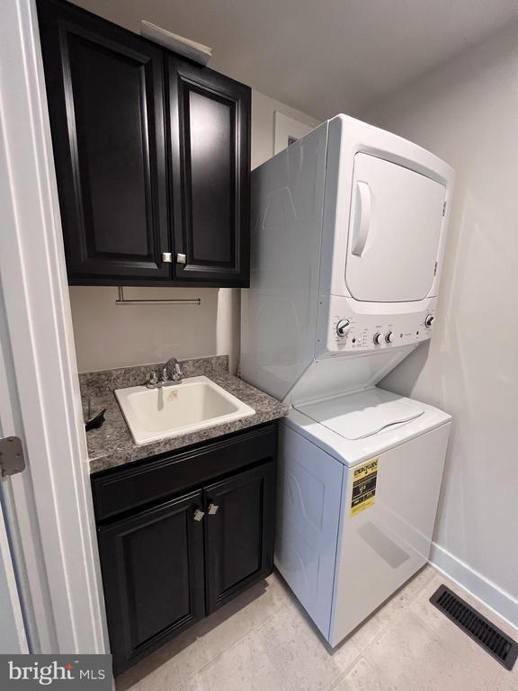 Building Photo - 42593 Burbank Terrace