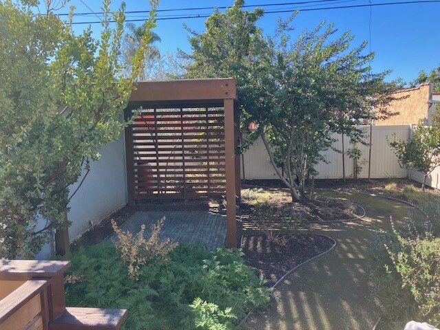 Building Photo - 2833 S Victoria Ave