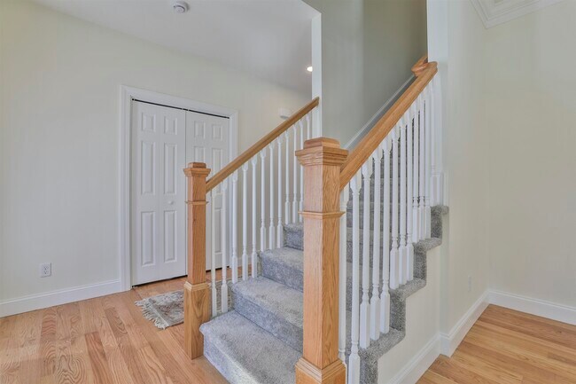 Building Photo - 22 Reeds Ferry Way