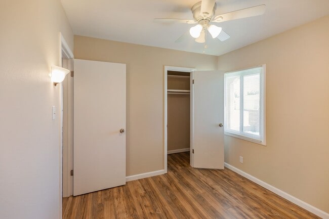 Building Photo - Spacious 4 Bedroom Home