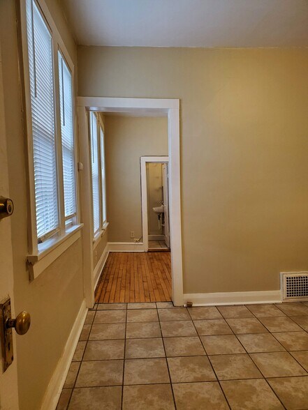 Building Photo - 1927 E Hillcrest Ave