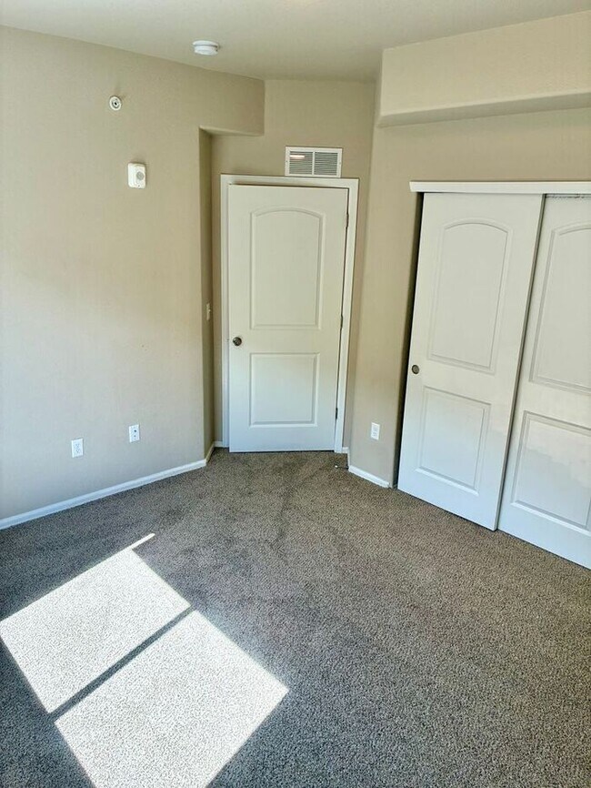 Building Photo - ***2 WEEKS FREE***West Greeley Spacious Townhome With New Carpet!