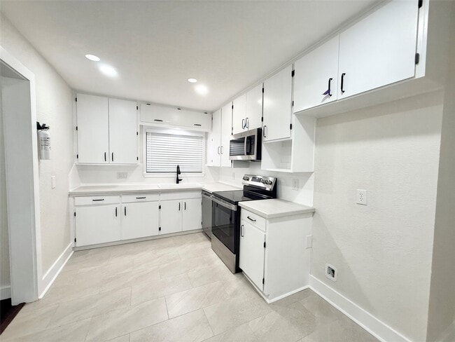 Building Photo - 318 Caladium St