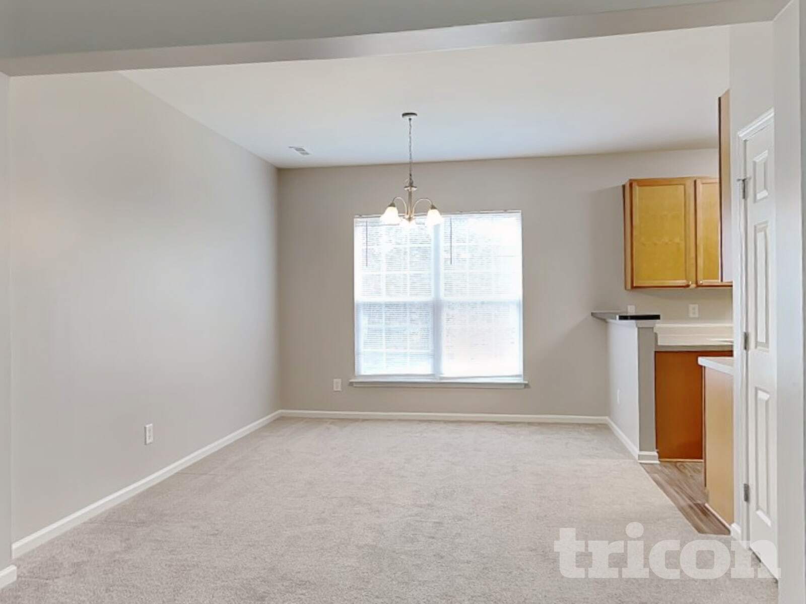 Building Photo - 2092 Roscommon Dr