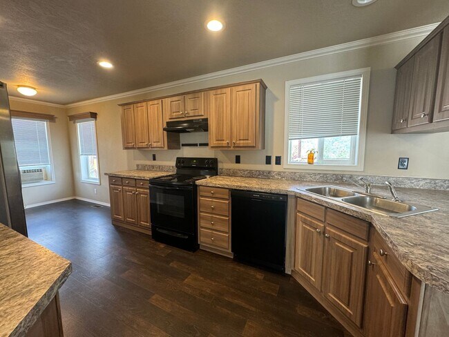 Building Photo - 3 Bedroom in Myrtle Creek