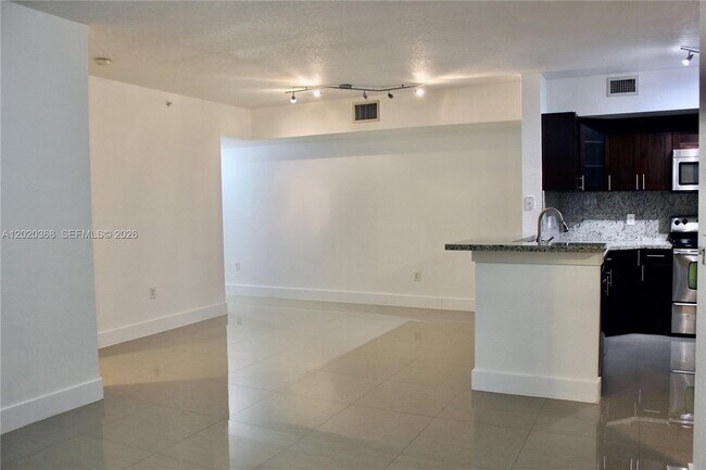 Building Photo - 2548 Centergate Dr