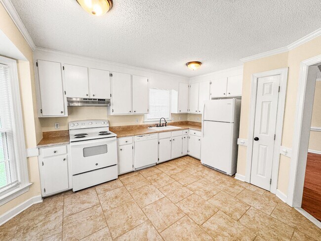Building Photo - Beautiful 3-BR, 2-Bath home