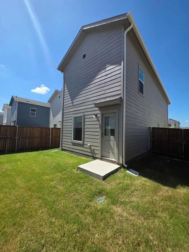Building Photo - Modern New-Build Home with Open Floor Plan...
