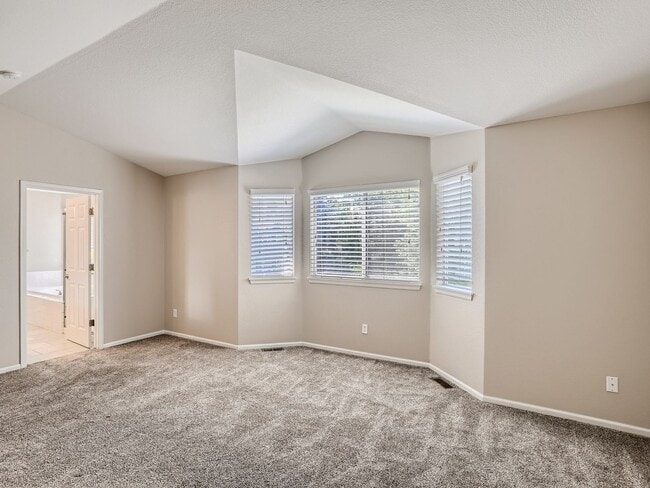Building Photo - Evolve Real Estate: Meticulous Executive 4 Bedroom Plus Finished Basement Available August 5!