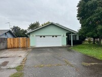 Building Photo - Beautiful 3 bedroom 2 bathroom house in a ...
