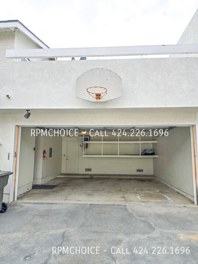 Building Photo - 2121 Gates Ave