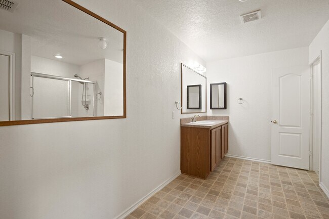 Building Photo - 668 NW Crossing Dr