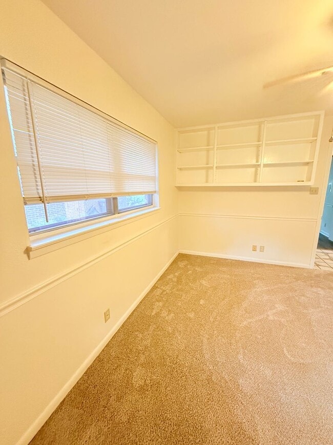 Building Photo - 612 Hillview Dr