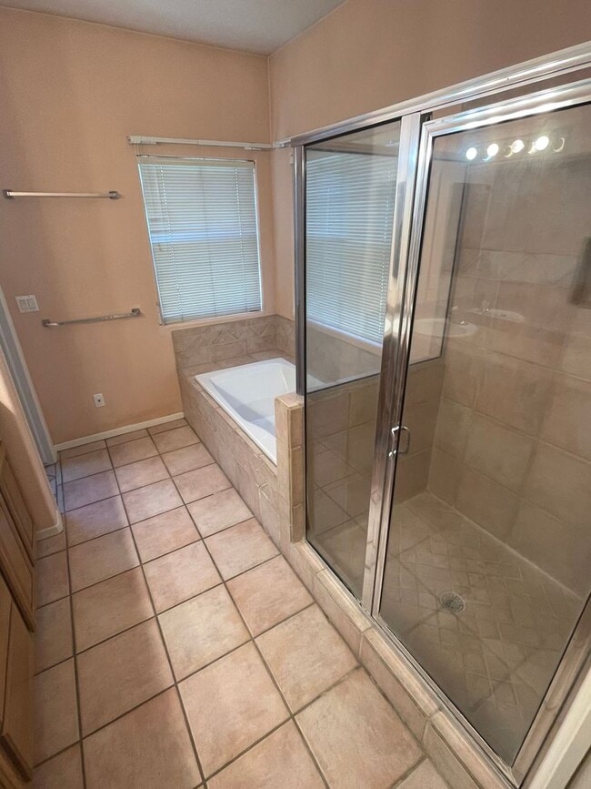 Building Photo - Beautiful 3 Bedroom/2.5 Bathroom Home Loca...