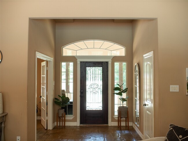 Building Photo - 427 Trace Way Dr