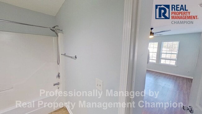 Building Photo - Cute 3 BD/2 BA Townhome Style Near UNCW