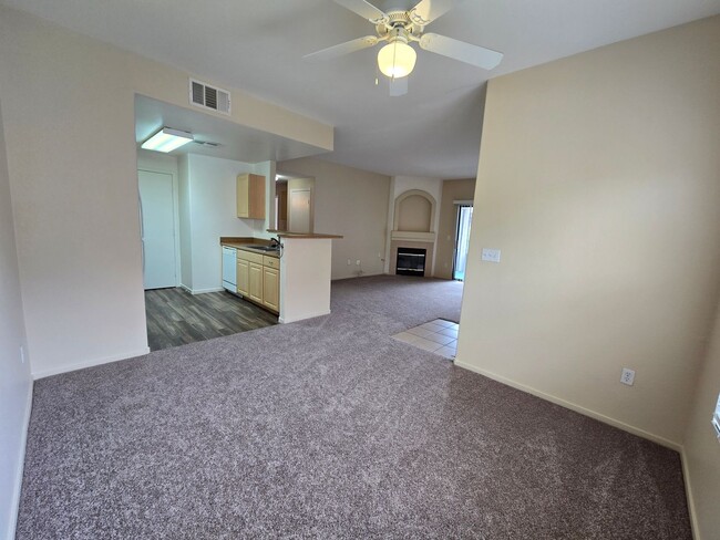 Building Photo - A Charming 3 Bedroom upstairs unit in NW L...