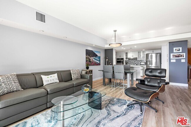 Building Photo - 13700 Marina Pointe Dr