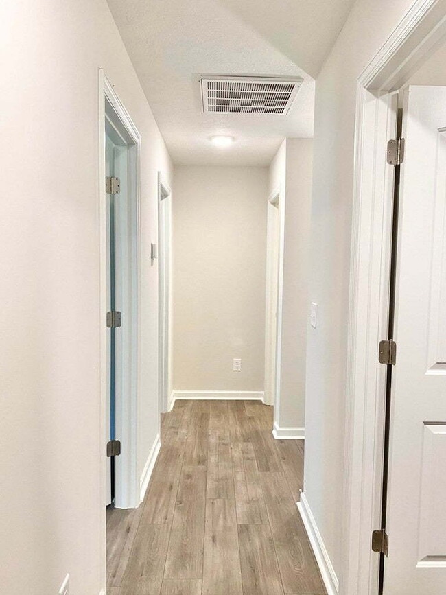 Building Photo - Summerton Village Rental!