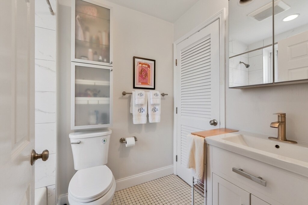 Building Photo - 256 W Newton St