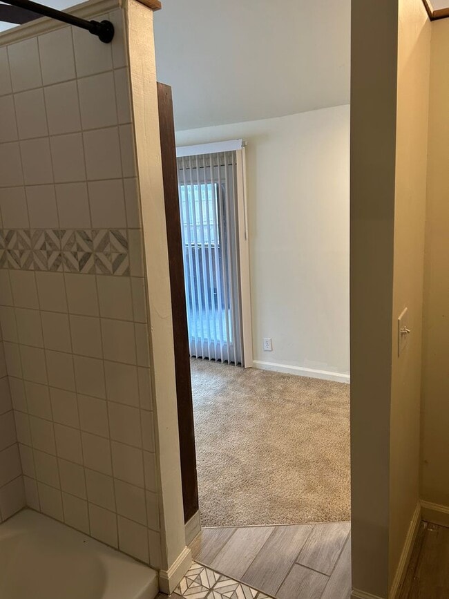Building Photo - 3 Bedroom 2 Full Bath Home
