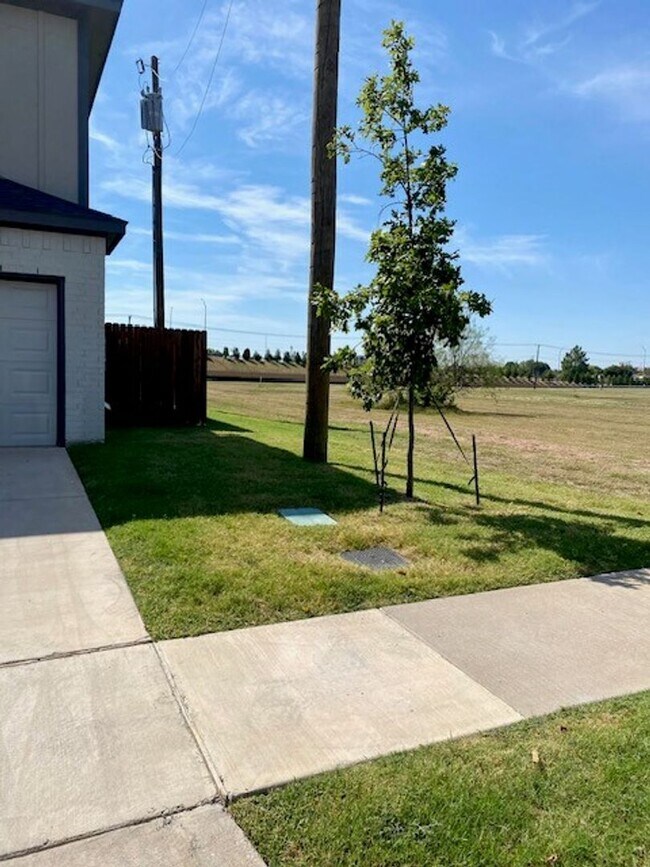 Building Photo - Large Townhome on corner lot