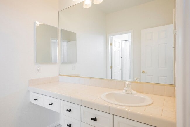 Building Photo - Luxury Home located in Henderson