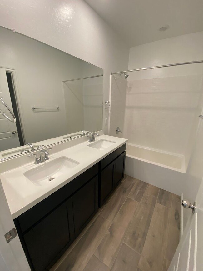 Building Photo - Beautiful 4 bed/3.5 bath home located in N...