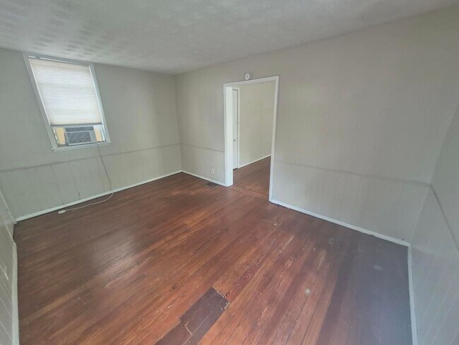 Building Photo - 417 Emma St