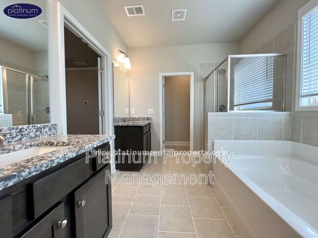 Building Photo - 2360 Manor Pointe Dr