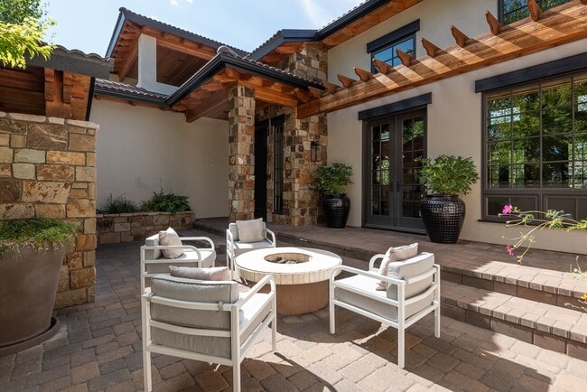 Building Photo - Stunning Furnished Estate in Pronghorn