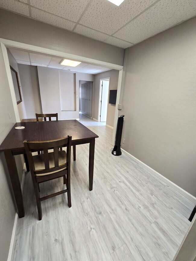 Building Photo - Downstairs unit of House - 2br/1ba/1pkg Kaimuki area