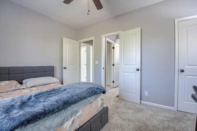Building Photo - 15523 Valley View Dr