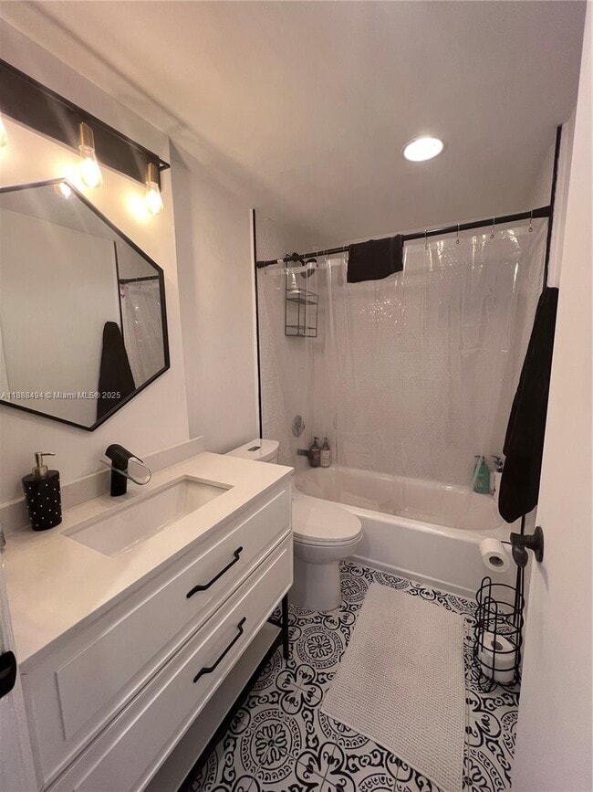 Building Photo - 7501 E Treasure Dr