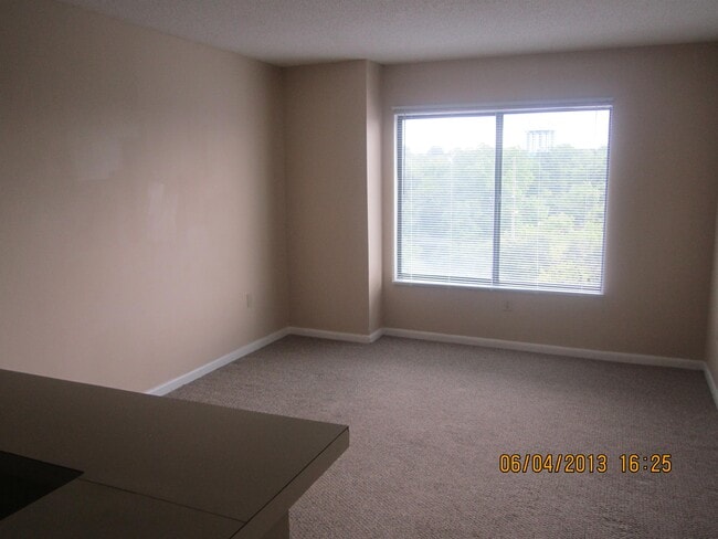 Building Photo - 1600 Park Cir