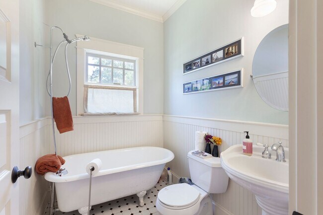 Building Photo - Beautiful 4/4 Plus Office, 4 Blocks From E...